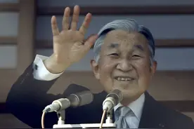 唯一访华的日本天皇，曾为侵华道歉，从不拜鬼因与安倍不和退位图片