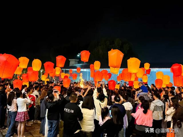 雨天也挡不住！国庆假期，淄博又火了！还上了央视~