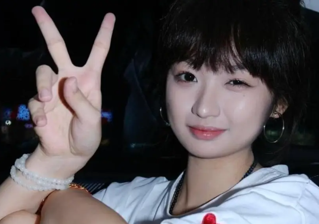 杨瀚森和女友在美国的幸福生活，女友坐行李箱小杨推着走，好浪漫
