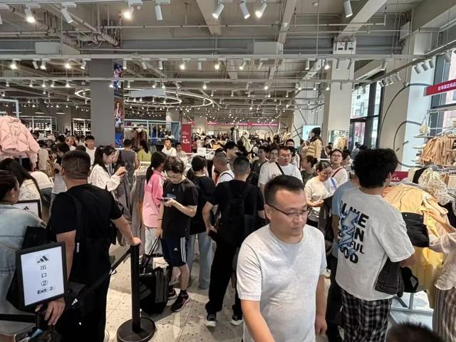 突然大量涌入！游客拖着行李箱来上海扫货，人人都大包小包，收银台根本停不下来，老外直呼“便宜”