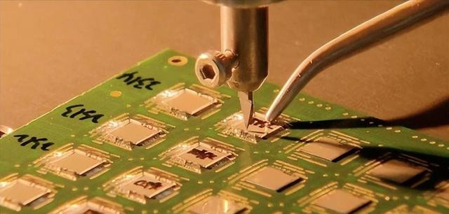 让中国光刻机“变成废铁”，日本对华下狠手，外媒：比美国还绝