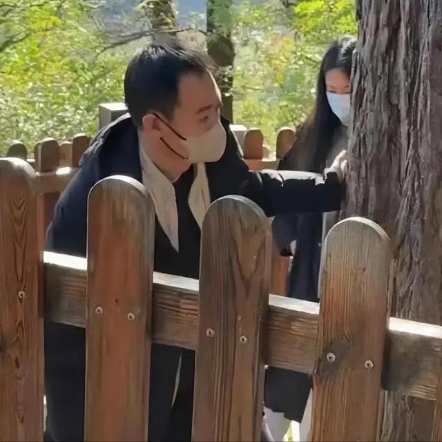 离过年不到2月，52岁辛柏青高调传出喜讯	，朱媛媛终于可以放心了