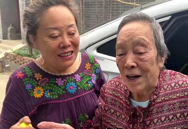 北京爷们生活：94岁姥姥接回小院，状态不错 一家人其乐融融 真