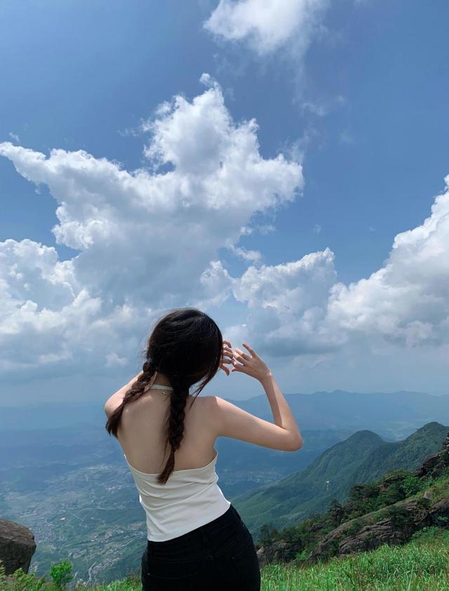江西武功山，云中草原徒步盛宴，吊带美女千千万，武功山上占一半