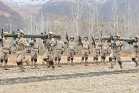 磨出锋利的刀刃！火箭军某部警卫特战化训练打造“磨刀石”图片