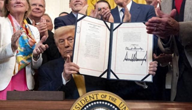 中美迎来大结局？美国主动对华示好，特朗普已经签字，全球收到消息，中国帮了美国大忙