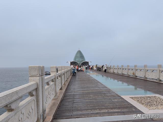 搭乘17路双层巴士来到美丽的栈桥，东炮台上看清末烟台的海防要塞