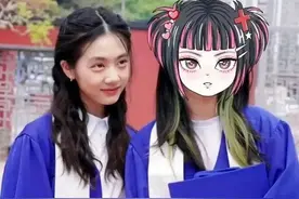 黄多多高中毕业照曝光 蓝色礼服笑容明艳图片