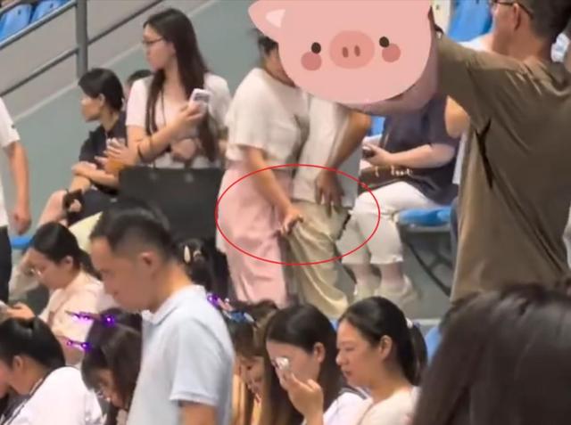张信哲泰州演唱会上！男子当众猥亵女性，恶意顶胯摩擦，警方回应