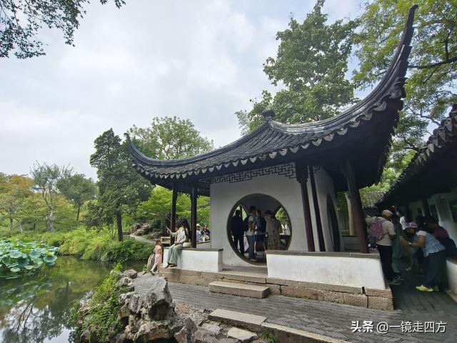 临近国庆，在还很闷热的天气里，游览市内现存最大的园林拙政园