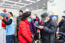 本月养老金提前发放，早点取钱办年货，连压岁包的新钞和红包也齐了图片