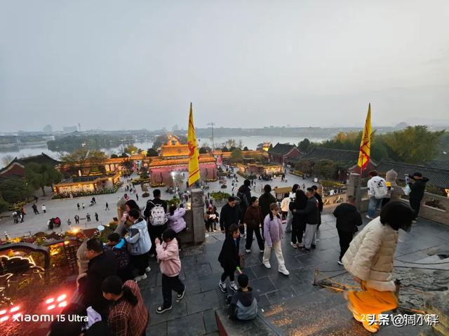 15分钟617人登顶龙亭大殿,传统观光景区迈向沉浸夜游的关键一步