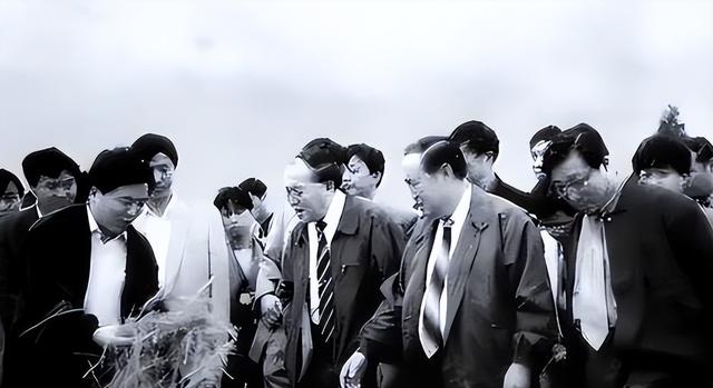 他是人民的好总理，65岁官至副国级，一生清廉，晚年捐出200万 ！