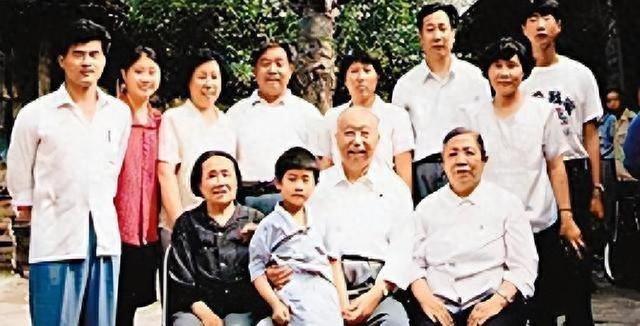 华国锋的后人发展如何？子女4人全部不姓“华”，唯独一孙女例外