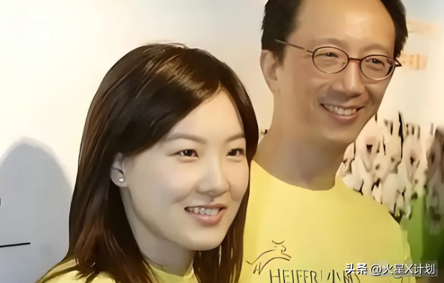 恩爱了23年，73岁的梁锦松开始衰老萎缩，47岁的伏明霞正绚烂如花