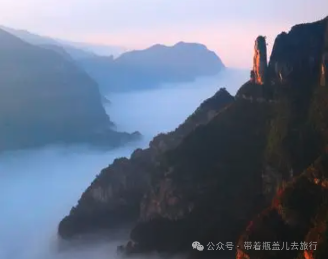 重庆最东边的偏远县城，地形比主城还要魔幻，居然还有高铁和机场
