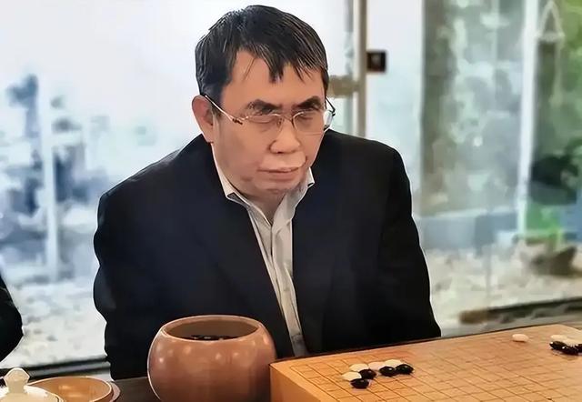 聂卫平葬礼，长子捧遗像，两前任妻子未现身	，现任兰莉娅主持现场