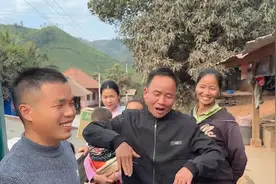 中国女婿入赘老挝，成为村里的团宠，全村人争着抢着请他吃饭图片