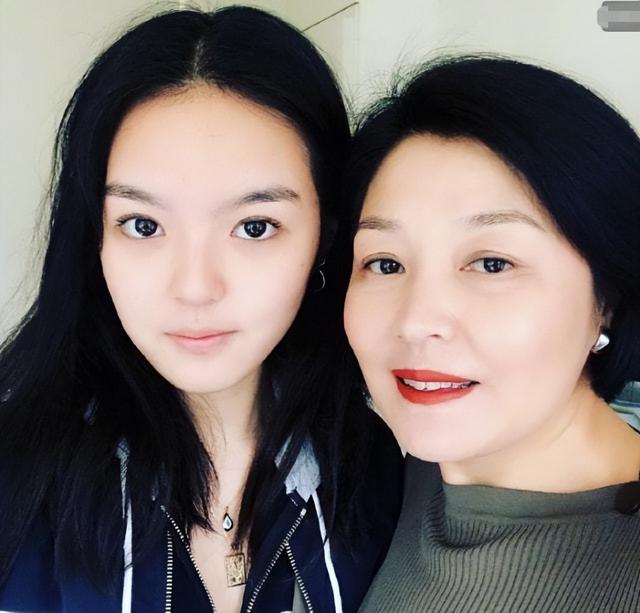 时隔多年李咏死因被揭开，妻子哈文道破真相，难怪选择葬身美国