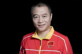 乒坛传奇王涛现状：57岁暴瘦，军衔比刘国梁高，弟子也是奥运冠军图片