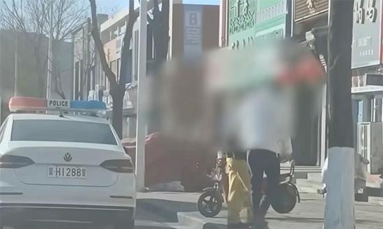 警车闲逛牵狗，辅警被辞引质疑	，跨县核查暴露管理漏洞	。