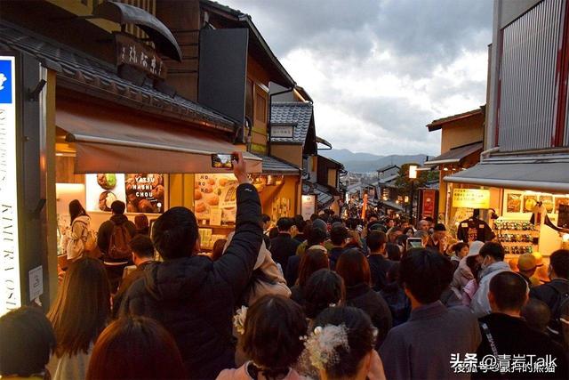 风暴眼，退休老人的第一次日本游，就这样被高市早苗整黄了