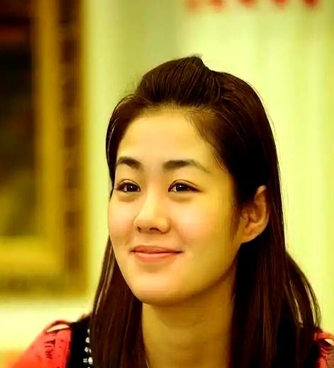 她被赵本山养了11年	，却在嫁给富豪后受到惨痛教训，如今涅槃重生