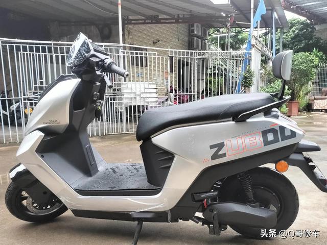 同样是新亮相的电动车，爱玛赤焰和五星钻豹E8，配置有什么不同