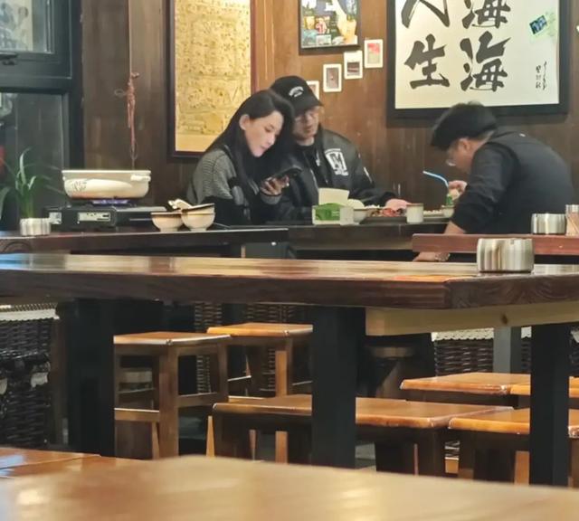 汪峰恋爱脑上头，飞新疆陪森林北吸烟都不下饭桌，女方翻手机查岗