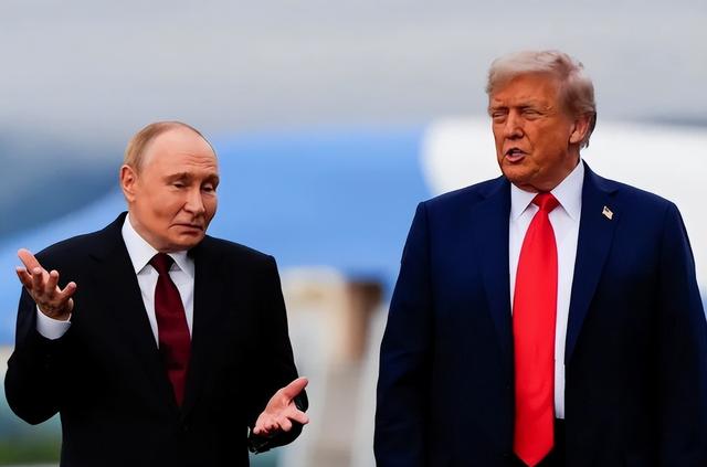 俄罗斯上演复仇式轰炸！泽连斯基点名见普京，轮到美英法德着急了