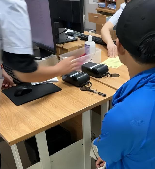 沙漠大妈向游客索要过路费，被拒后开摩托车撞人，报警后续来了！