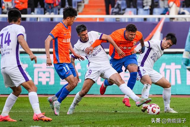 金靴瓦科也被“针对”了吗？中超裁判真搞笑，点球被要求重新罚