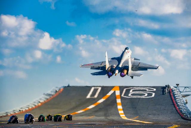 中日战机对峙后，高市早苗紧急表态，美防长敲打日本：将付出代价