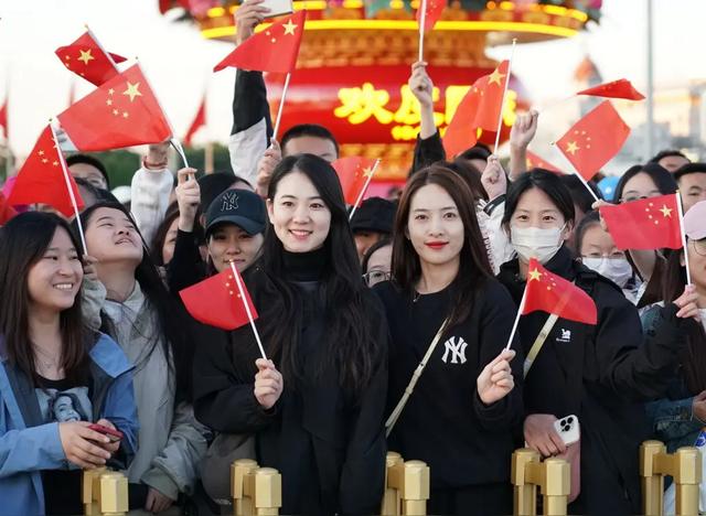 天安门广场今天的升旗仪式啊，真真是让人热血沸腾的壮观