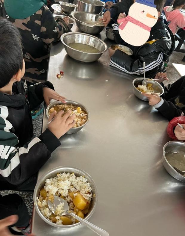 北京下了死命令，2027年底前，所有中小学必须告别“校外配餐”