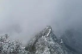 雪下了这么厚！来看银装素裹的箭扣长城图片