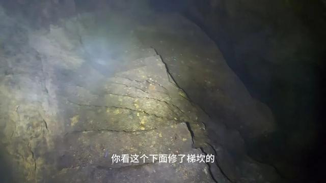 重庆南温泉发现废弃溶洞景区，内部层层石梯让人联想到盗墓笔记