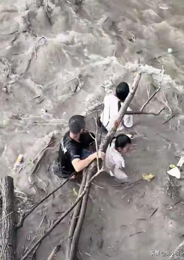 一家四口钱塘江翻栏观潮被卷走：侥幸抓住枯木活命，有人拍下全程