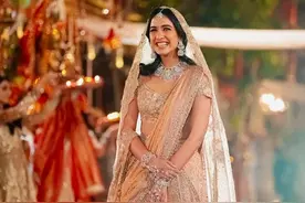 印度首富29岁准儿媳抢了婆婆风头，穿钻石裙跳舞，秃头新郎看呆了图片