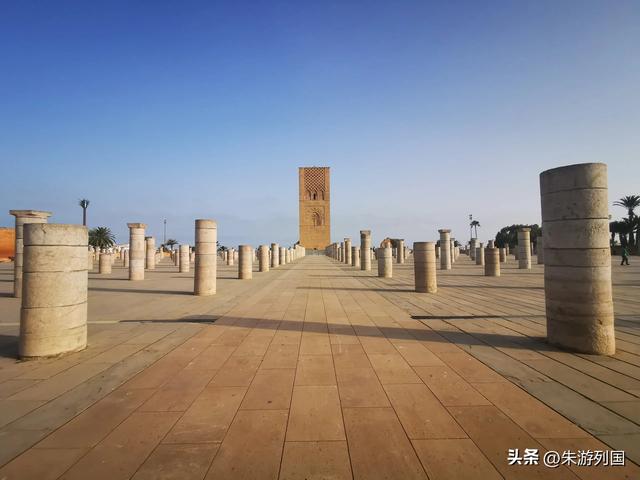 蓝白巷弄与敞门面包车，摩洛哥的荒诞与真实