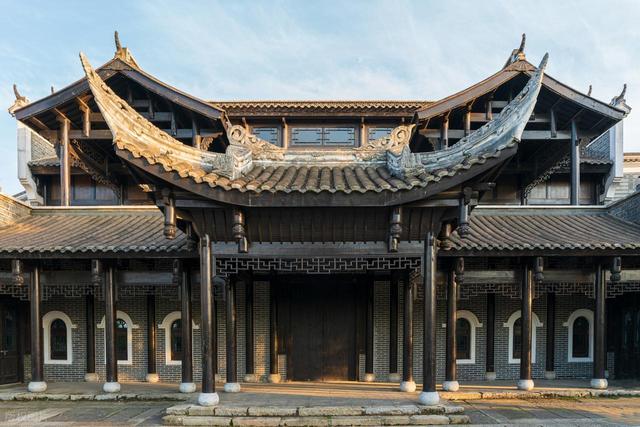 百亿“假古镇”沦为“空城”，谁在为这场资本狂欢买单？