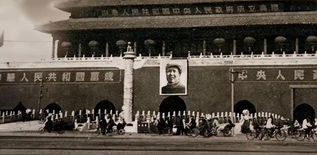 为何天安门不悬挂毛主席的照片，反倒要挂主席的画像？