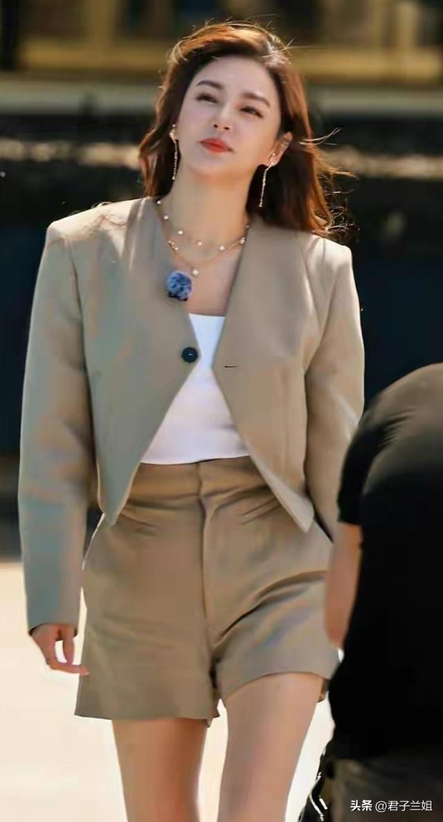 张雨绮确实丰满，穿大衣+连衣裙都遮不住迷人身材太让人刮目相看