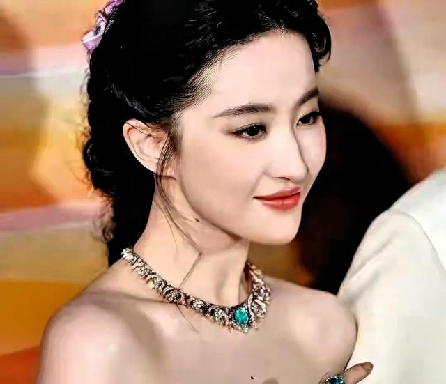 镜子不会说谎！刘亦菲居家自拍意外曝光真实腰臀比，这才叫健康美