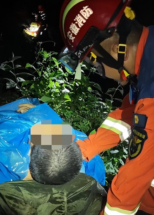 登山团遭遇“鬼打墙”，30人迷失深山中……