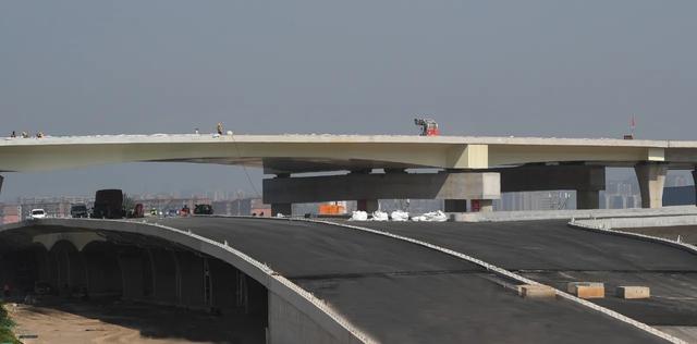 太原武宿国际机场空港配套工程项目道路工程铺油作业持续推进中