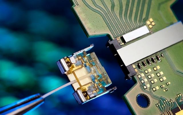 不用光刻机也能生产芯片？纳米压印技术的出现，颠覆了多少科技