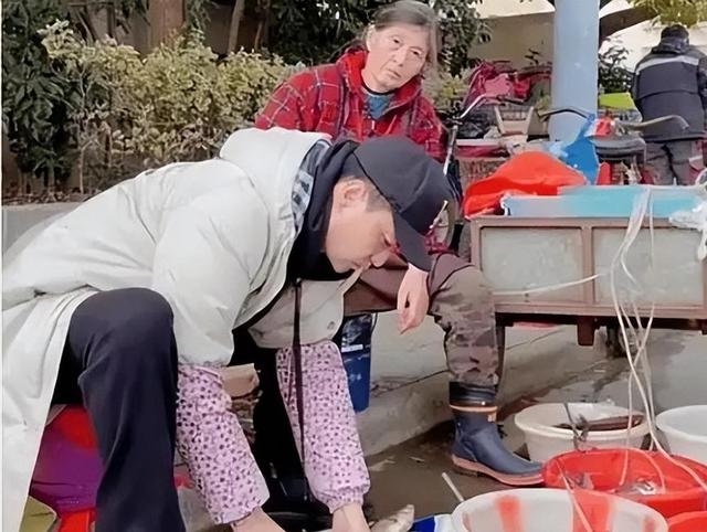 演员李飞接不到戏	，"落魄"到陪母亲摆摊卖鱼，背后的真相太现实