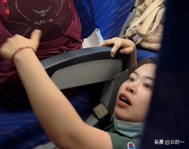 飞机打架后续：一家四口齐上阵，女子被推倒在地，始作俑者是孩子
