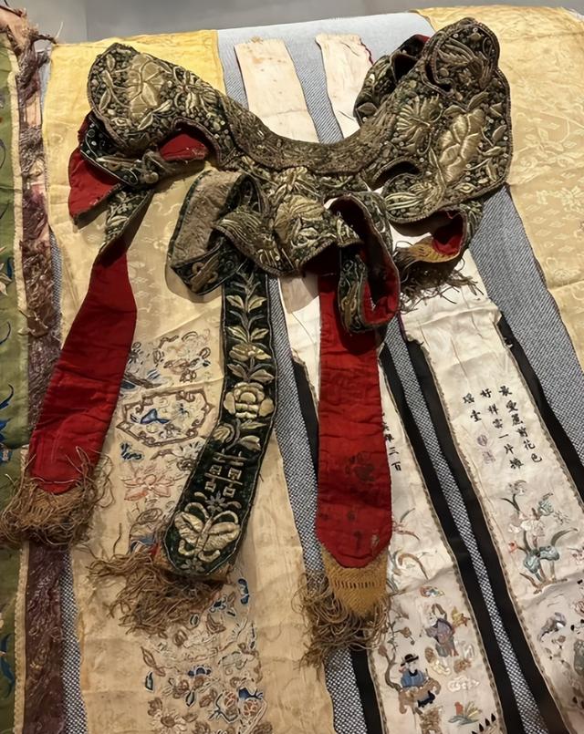 女网友晒出比利时男友家的古董，被扒疑似八国联军侵略中国的罪证